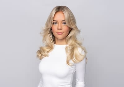 Junge Frau mit schoenen blonden Haaren