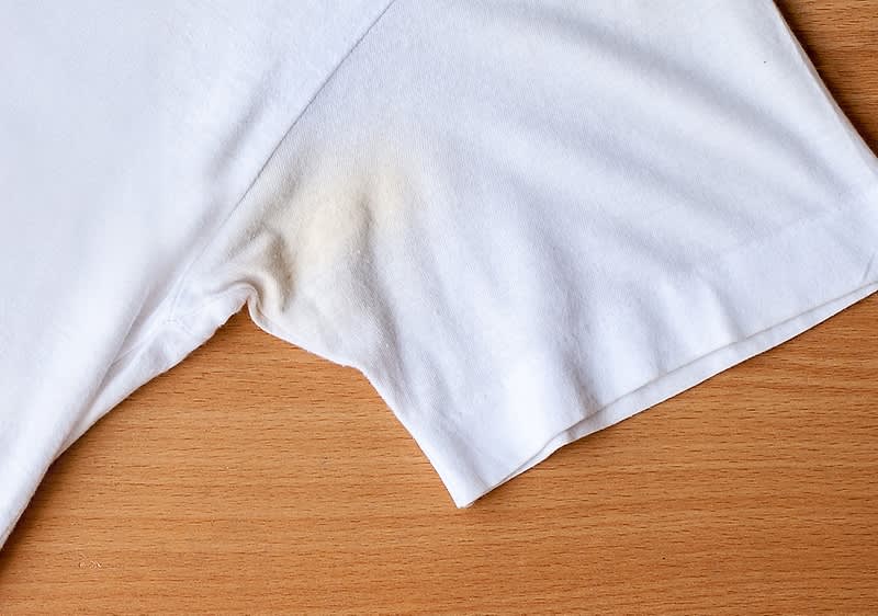 Deoflecken auf dem T-Shirt