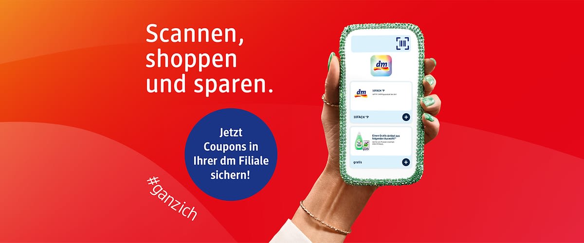 Eine Hand hält ein Smartphone mit der dm-App. Text: „Scannen, shoppen und sparen.“ und „Jetzt Coupons in ihrer dm Filiale sichern“.