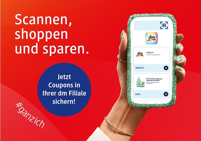 Rote Werbegrafik mit einer Hand, die ein Smartphone hält. Auf dem Bildschirm sind dm-Coupons sichtbar. Text: „Scannen, shoppen und sparen“ und „Jetzt Coupons in Ihrer dm Filiale sichern!“