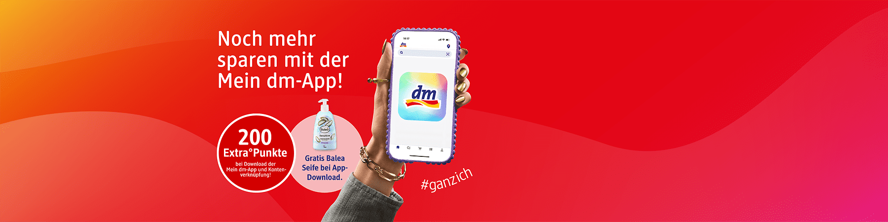 Rote Werbegrafik mit Hand, die ein Smartphone zeigt, auf dem die bunte dm-App geöffnet ist; Text: „Noch mehr sparen mit der Mein dm-App!“; roter Kreis mit „200 Extra-Punkte bei Download der Mein dm-App und Kontenverknüpfung“; kleines Bild einer Balea-Seife mit Hinweis „Gratis Balea Seife bei App-Download“; Hashtag „#ganzich“