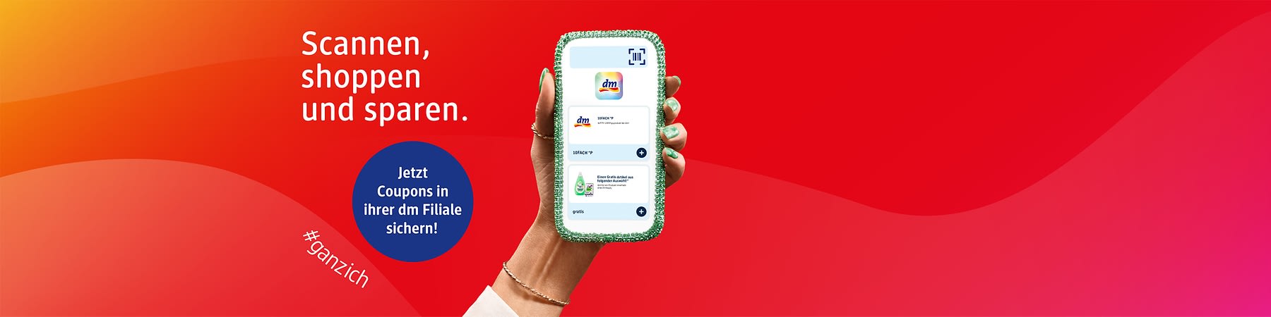 Eine Hand hält ein Smartphone mit der dm-App, daneben der Text „Scannen, shoppen und sparen“. Ein blauer Kreis mit „Jetzt Coupons in ihrer dm Filiale sichern“.