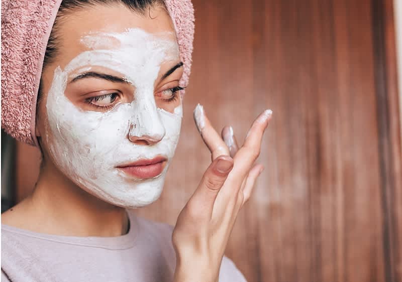 Frau mit Gesichtsmaske
