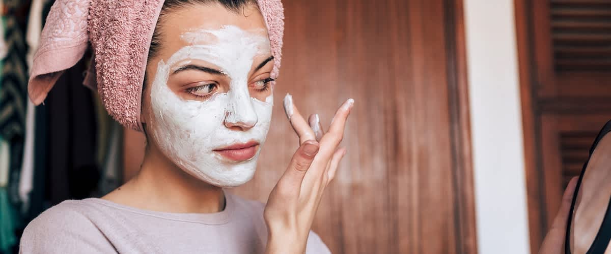 Frau mit Gesichtsmaske