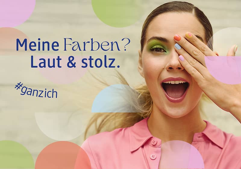 Frau in rosa Bluse vor pastellfarbenen Kreisen, Text links: „Meine Farben? Laut & stolz. #ganzich“
