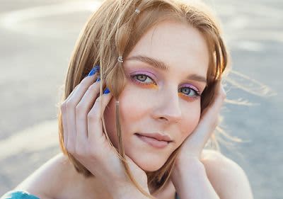 Frau mit blonden Haaren, gelber Hintergrund 