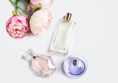 Parfums und Blumen zum Valentinstag schenken