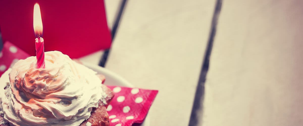 Geburtstags-Muffin mit einer Kerze