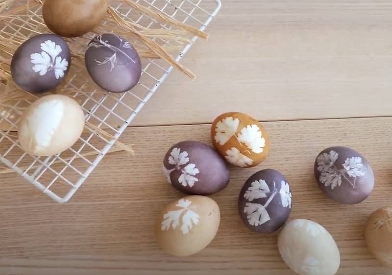 Eierfärben mit Naturfarben Verzierung