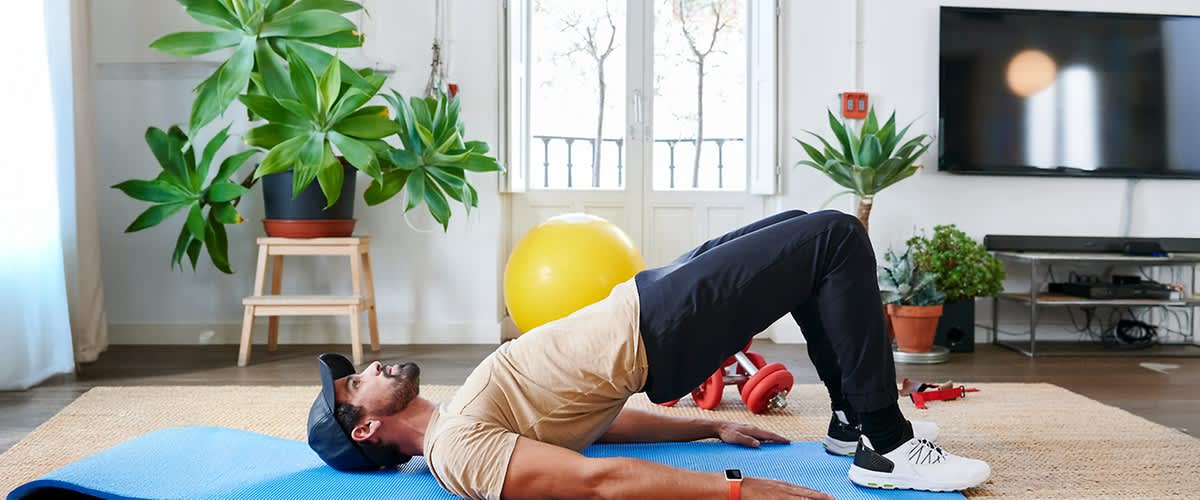 Mann beim Beckenbodentraining