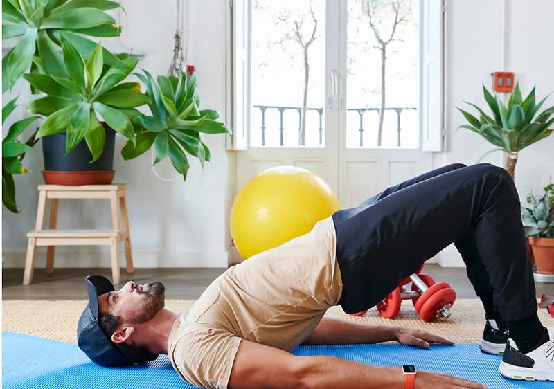 Mann beim Beckenbodentraining