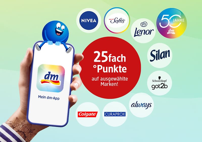 Hand hält ein Smartphone mit dm-App auf dem Display, links oben eine blaue Cartoonfigur, in der Mitte roter Kreis mit weißer Aufschrift „25fach Punkte auf ausgewählte Marken“, ringsum Markenlogos: Nivea, Softis, Lenor, Silan, 50 Jahre dm, Schwarzkopf got2b, always, Curaprox, Colgate, und dm-Logo auf dem Smartphone