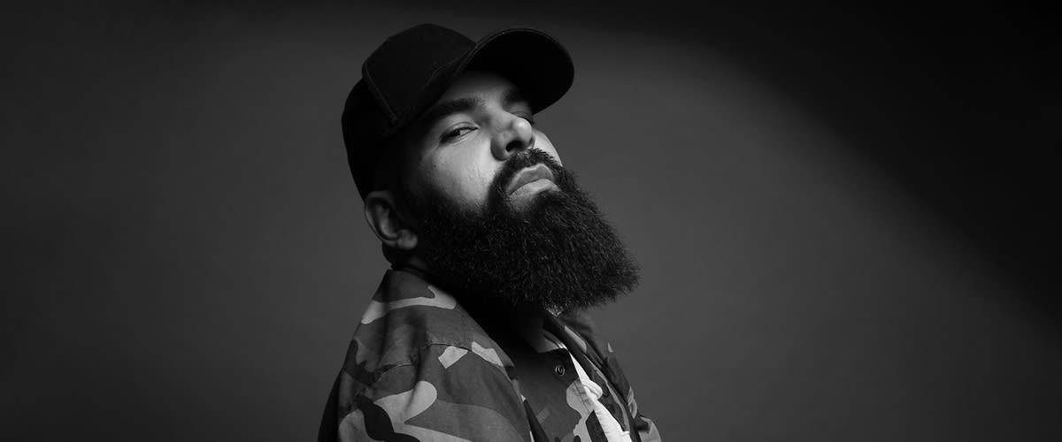 Mann mit Bart und Cap