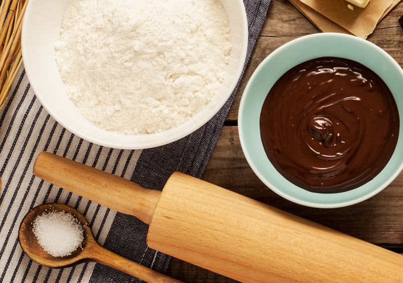 Zutaten für Kekse, Teigroller, Löffel, Schokolade