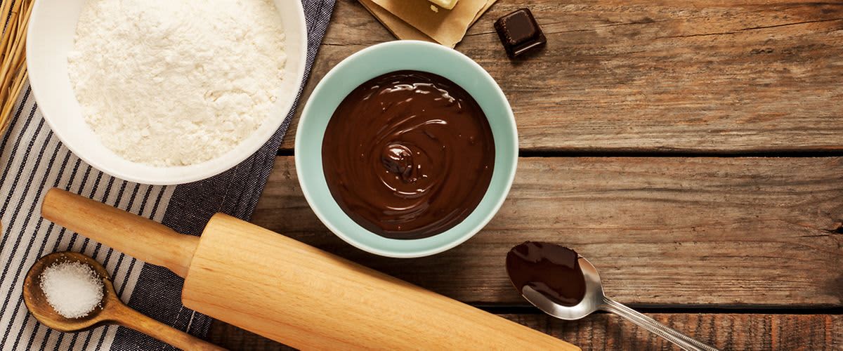 Zutaten für Kekse, Teigroller, Löffel, Schokolade