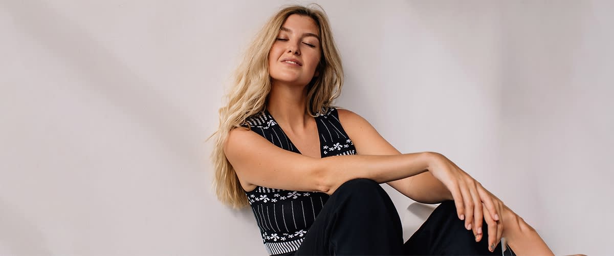 Frau mit langen Haaren mit blonden Straehnen