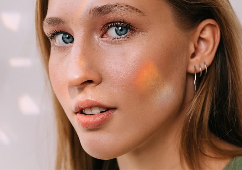 Frau mit blauen Augen und Ohrringen