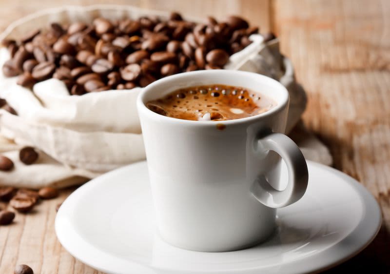 schwarzer Kaffee und Kaffeebohnen