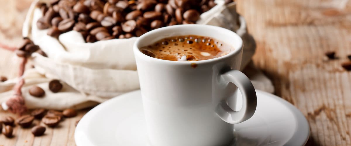 schwarzer Kaffee und Kaffeebohnen