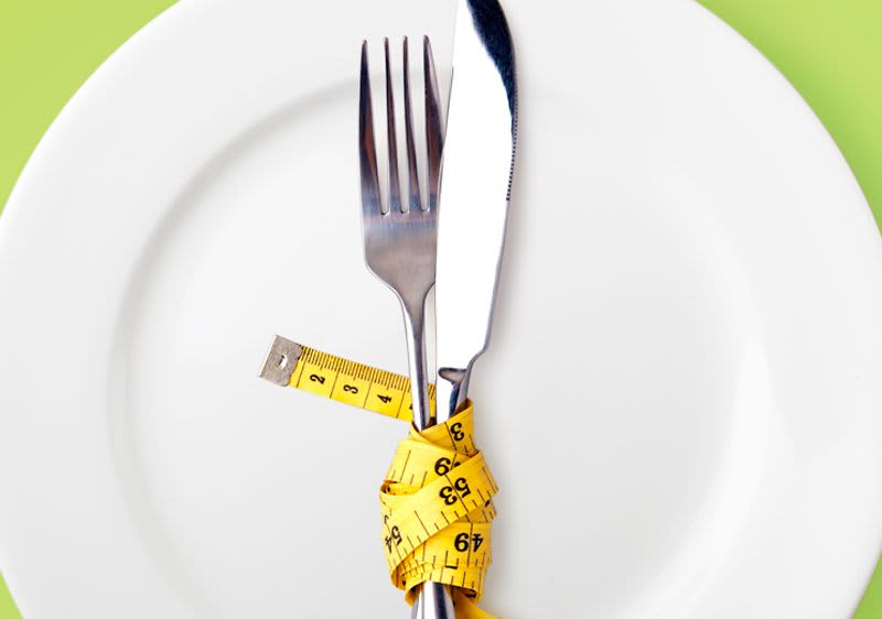 Messer und Gabel mit Maßband