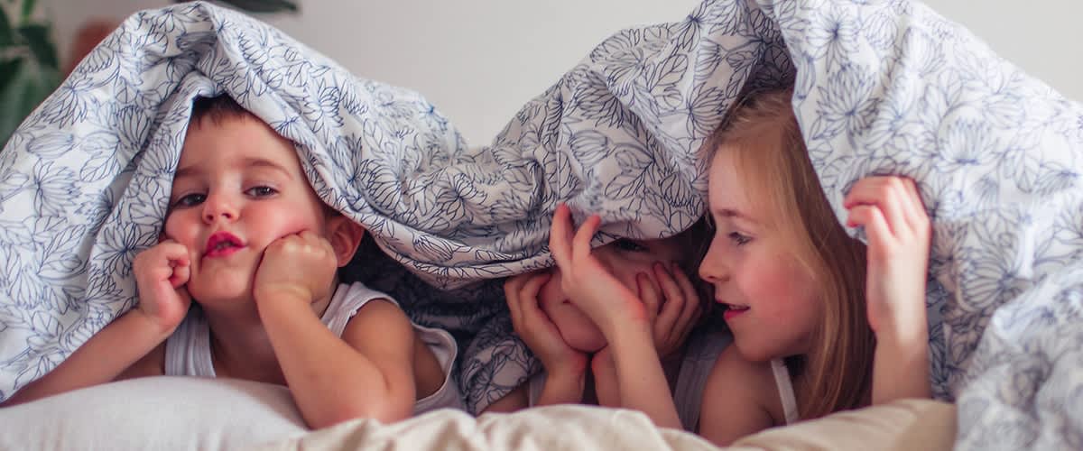 Frau mit blauen Gummihandschuhen