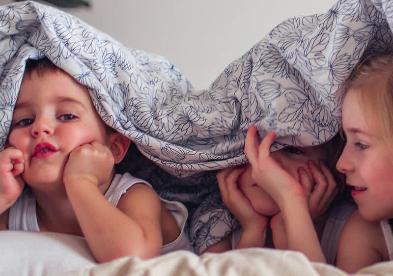 Frau mit blauen Gummihandschuhen
