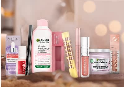 Beauty-Produkte wie Lippenstift, Nagellack, Reinigungswasser und Haarkur auf einem Tisch