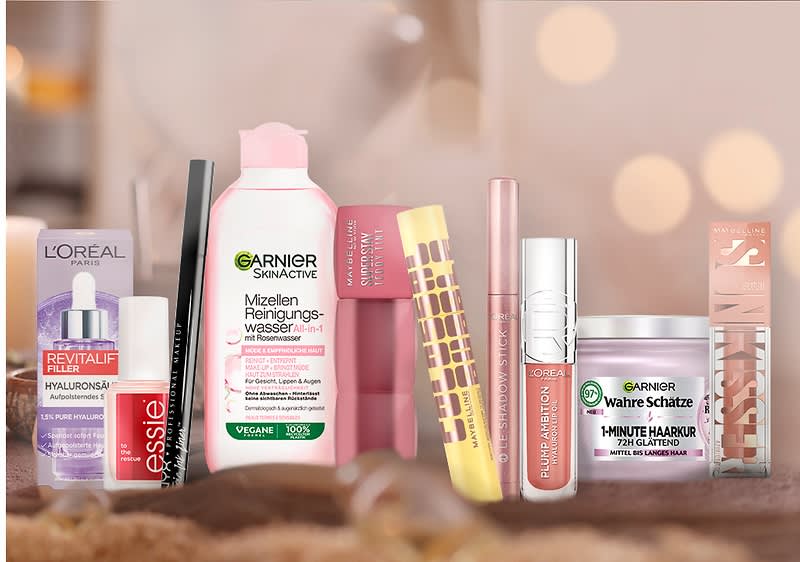 Beauty-Produkte wie Lippenstift, Nagellack, Reinigungswasser und Haarkur auf einem Tisch