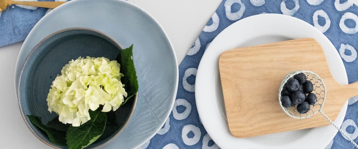 Stoffservietten mit Wachsbatik gestaltet und Teller