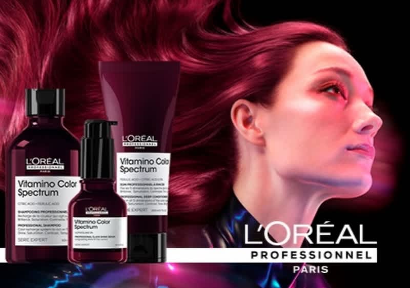 Haarpflegeprodukte von L'Oréal vor rotem Haarhintergrund