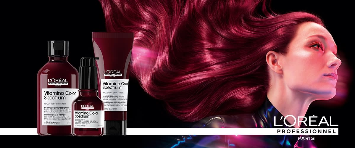 Haarpflegeprodukte von L'Oréal vor rotem Haarhintergrund
