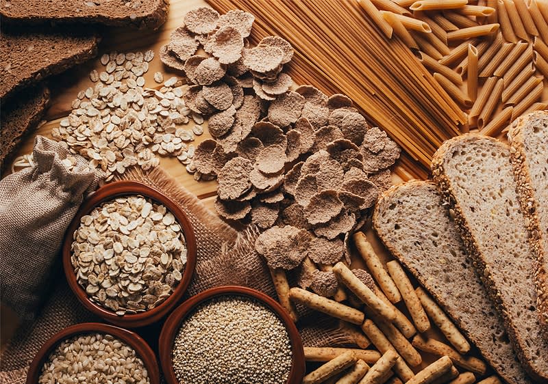 Glutenfreie Produkte wie Brot Nudeln Haferflocken und Getreide auf einem Tisch