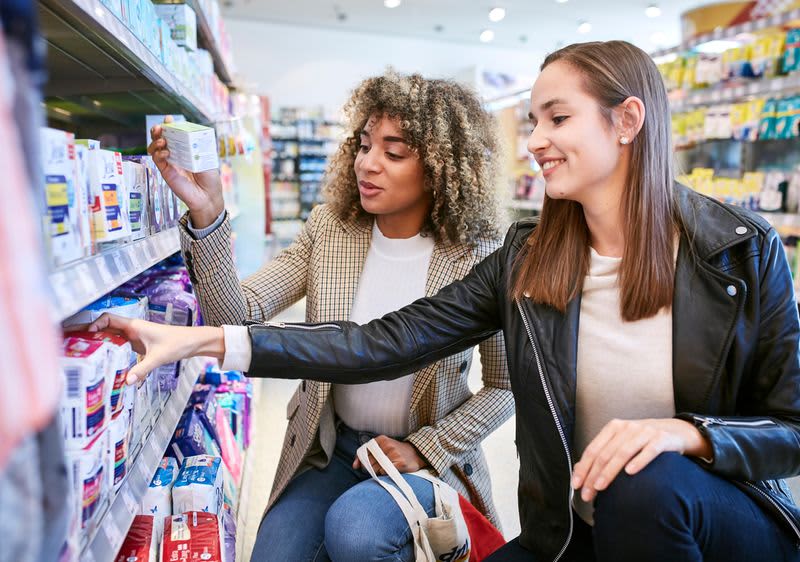 2 Damen in der dm Filiale vor dem Damehygiene-Regal