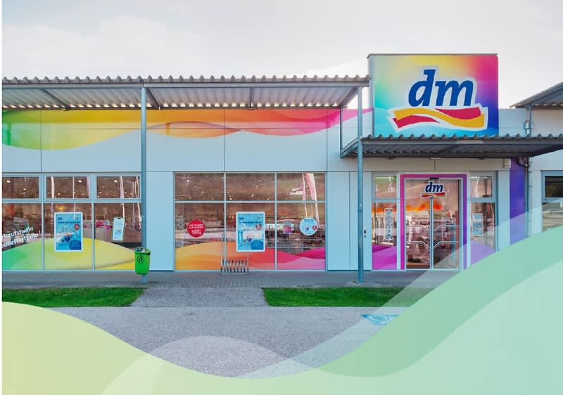 Fassade eines dm-Marktes mit Gestaltung zum Thema Nachhaltigkeit