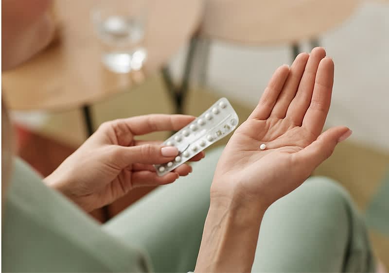Antibabypille in der Hand einer Frau