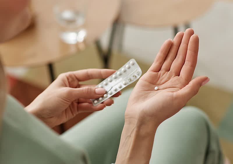 Antibabypille in Hand gehalten von einer Person