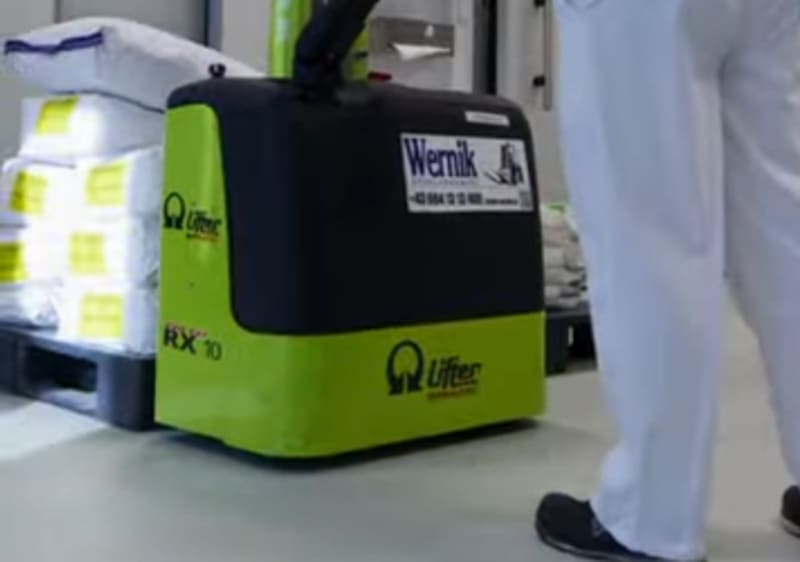 Elektrohubwagen transportiert Säcke in Lagerhalle