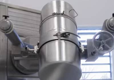 Industrielle Mischmaschine aus Edelstahl in Fabrikumgebung