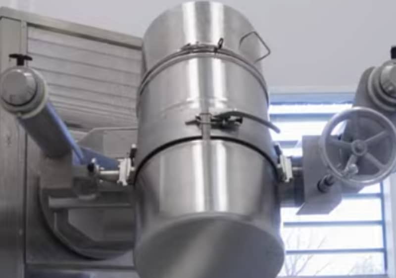 Industrielle Mischmaschine aus Edelstahl in Fabrikumgebung