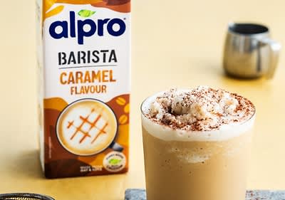 Karamell-Getränk Alpro Barista Verpackung im Hintergrund