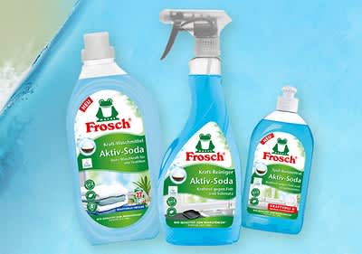 Aktiv-Soda Reinigungsprodukte von Frosch auf blauem Hintergrund