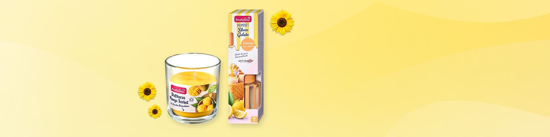 Gelbe Duftkerze im Glas mit Aufschrift „Duftkerze Mango Sorbet“ neben einer passenden Kartonverpackung mit Aufschrift „Raumduft Yuzu Gelato“ und Abbildungen von Mango und Zitrone, gelber Hintergrund und drei Sonnenblumen