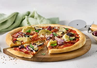 Pizza s povrćem na drvenom pladnju