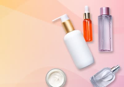 Eine transparente Parfümflasche mit rosa Verschluss auf einem rosa Hintergrund