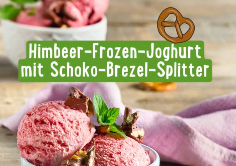 Eiscreme in Schalen mit Himbeeren und Minze auf Holztisch