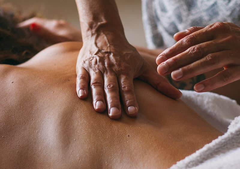 Rückenmassage mit zwei Haenden