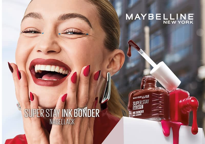Maybelline Nagellack Flasche mit rotem Nagellack