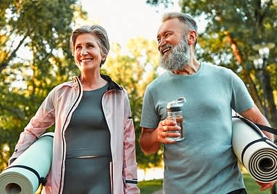 Outdoor Fitness mit Yogamatten und Wasserflasche