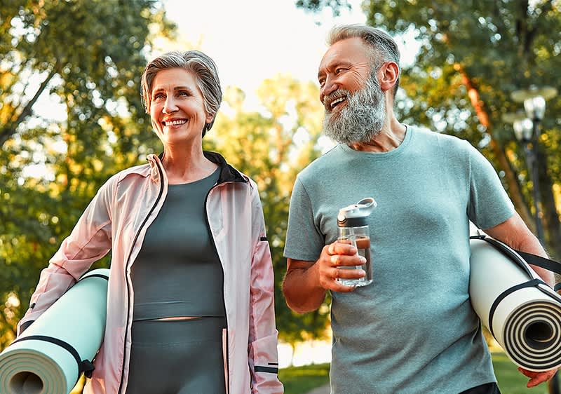 Outdoor Fitness mit Yogamatten und Wasserflasche