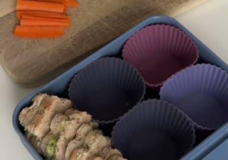 Lunchbox mit gesunden Snacks wie Obst Gemüse und Crackern
